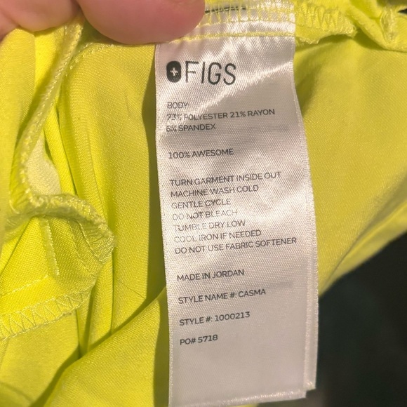 FIGS Casma Three-Pocket Scrub Top colour Serving Lime v neck with small flaw - Picture 6 of 7